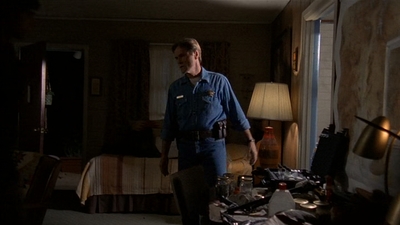 ROSWELL_-_E2X03_SURPRISE_549.jpg