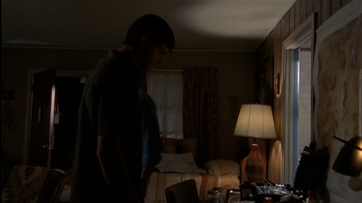 ROSWELL_-_E2X03_SURPRISE_560.jpg