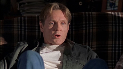 ROSWELL_-_S2X10_A_ROSWELL_CHRITMAS_CAROL_109.jpg