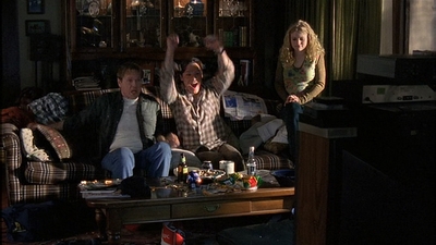 ROSWELL_-_S2X10_A_ROSWELL_CHRITMAS_CAROL_117.jpg