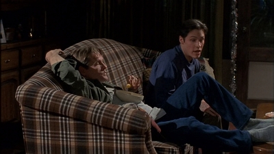 ROSWELL_-_S2X10_A_ROSWELL_CHRITMAS_CAROL_304.jpg