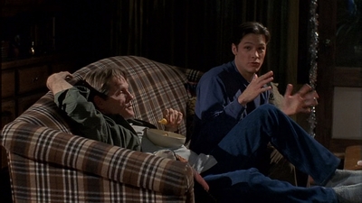 ROSWELL_-_S2X10_A_ROSWELL_CHRITMAS_CAROL_307.jpg