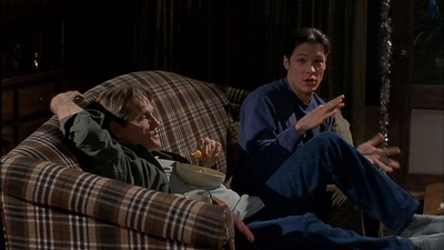 ROSWELL_-_S2X10_A_ROSWELL_CHRITMAS_CAROL_308.jpg