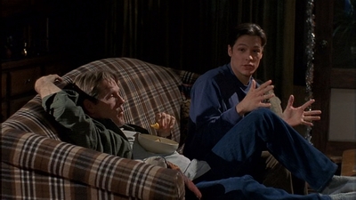 ROSWELL_-_S2X10_A_ROSWELL_CHRITMAS_CAROL_309.jpg