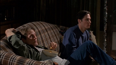 ROSWELL_-_S2X10_A_ROSWELL_CHRITMAS_CAROL_311.jpg