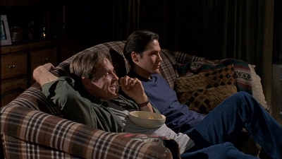 ROSWELL_-_S2X10_A_ROSWELL_CHRITMAS_CAROL_331.jpg