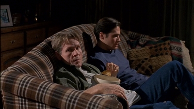 ROSWELL_-_S2X10_A_ROSWELL_CHRITMAS_CAROL_373.jpg