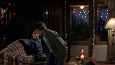 ROSWELL_-_S2X10_A_ROSWELL_CHRITMAS_CAROL_395.jpg