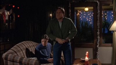 ROSWELL_-_S2X10_A_ROSWELL_CHRITMAS_CAROL_402.jpg
