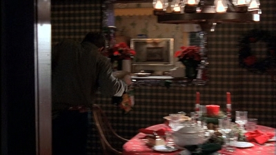 ROSWELL_-_S2X10_A_ROSWELL_CHRITMAS_CAROL_406.jpg