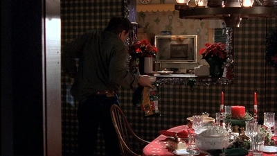ROSWELL_-_S2X10_A_ROSWELL_CHRITMAS_CAROL_407.jpg