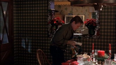 ROSWELL_-_S2X10_A_ROSWELL_CHRITMAS_CAROL_410.jpg