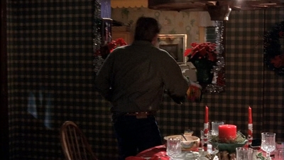 ROSWELL_-_S2X10_A_ROSWELL_CHRITMAS_CAROL_411.jpg