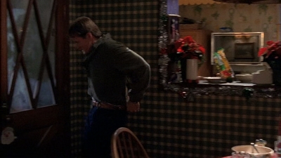 ROSWELL_-_S2X10_A_ROSWELL_CHRITMAS_CAROL_422.jpg