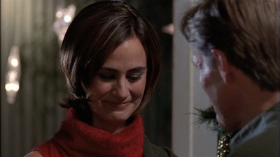 ROSWELL_-_S2X10_A_ROSWELL_CHRITMAS_CAROL_448.jpg