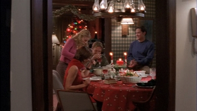 ROSWELL_-_S2X10_A_ROSWELL_CHRITMAS_CAROL_451.jpg