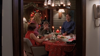 ROSWELL_-_S2X10_A_ROSWELL_CHRITMAS_CAROL_471.jpg