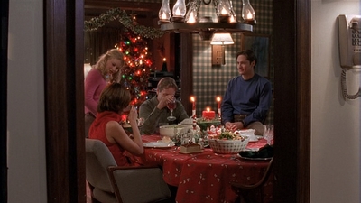 ROSWELL_-_S2X10_A_ROSWELL_CHRITMAS_CAROL_483.jpg
