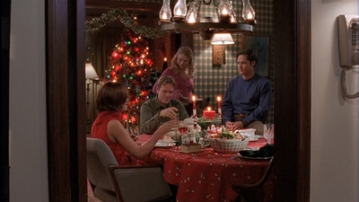 ROSWELL_-_S2X10_A_ROSWELL_CHRITMAS_CAROL_493.jpg