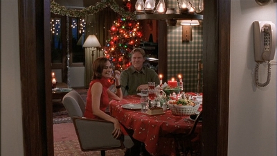 ROSWELL_-_S2X10_A_ROSWELL_CHRITMAS_CAROL_550.jpg