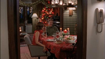 ROSWELL_-_S2X10_A_ROSWELL_CHRITMAS_CAROL_552.jpg