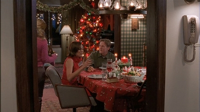ROSWELL_-_S2X10_A_ROSWELL_CHRITMAS_CAROL_561.jpg