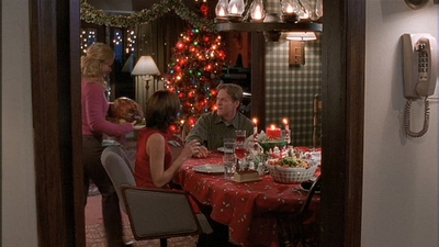 ROSWELL_-_S2X10_A_ROSWELL_CHRITMAS_CAROL_563.jpg