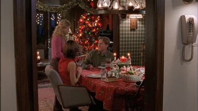 ROSWELL_-_S2X10_A_ROSWELL_CHRITMAS_CAROL_565.jpg