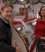 ROSWELL_-_S2X10_A_ROSWELL_CHRITMAS_CAROL_177.jpg
