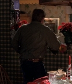 ROSWELL_-_S2X10_A_ROSWELL_CHRITMAS_CAROL_411.jpg