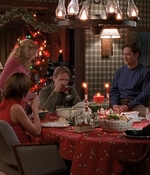 ROSWELL_-_S2X10_A_ROSWELL_CHRITMAS_CAROL_477.jpg