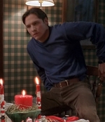 ROSWELL_-_S2X10_A_ROSWELL_CHRITMAS_CAROL_525.jpg