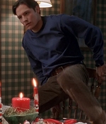 ROSWELL_-_S2X10_A_ROSWELL_CHRITMAS_CAROL_526.jpg