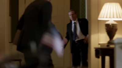 HOMELAND_-_E3X10_A_RED_WHEEL_BARROW_007.jpg