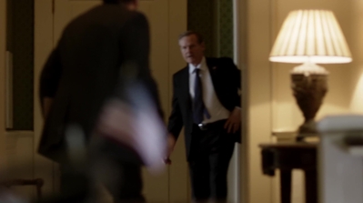 HOMELAND_-_E3X10_A_RED_WHEEL_BARROW_009.jpg