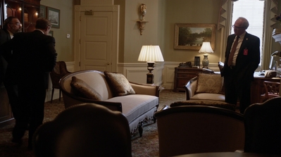 HOMELAND_-_E3X10_A_RED_WHEEL_BARROW_033.jpg
