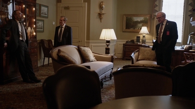 HOMELAND_-_E3X10_A_RED_WHEEL_BARROW_111.jpg