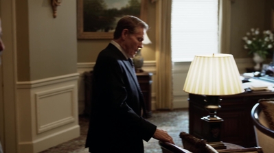 HOMELAND_-_E3X10_A_RED_WHEEL_BARROW_146.jpg