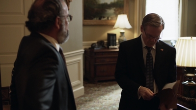HOMELAND_-_E3X10_A_RED_WHEEL_BARROW_250.jpg